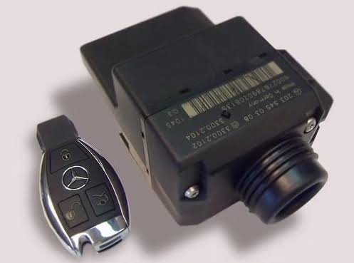 Centralita EZS junto a su llave de Mercedes-Benz