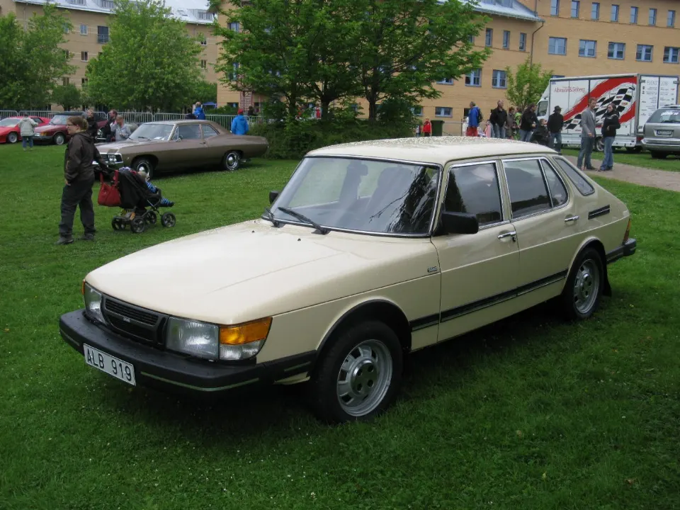 Saab 900
